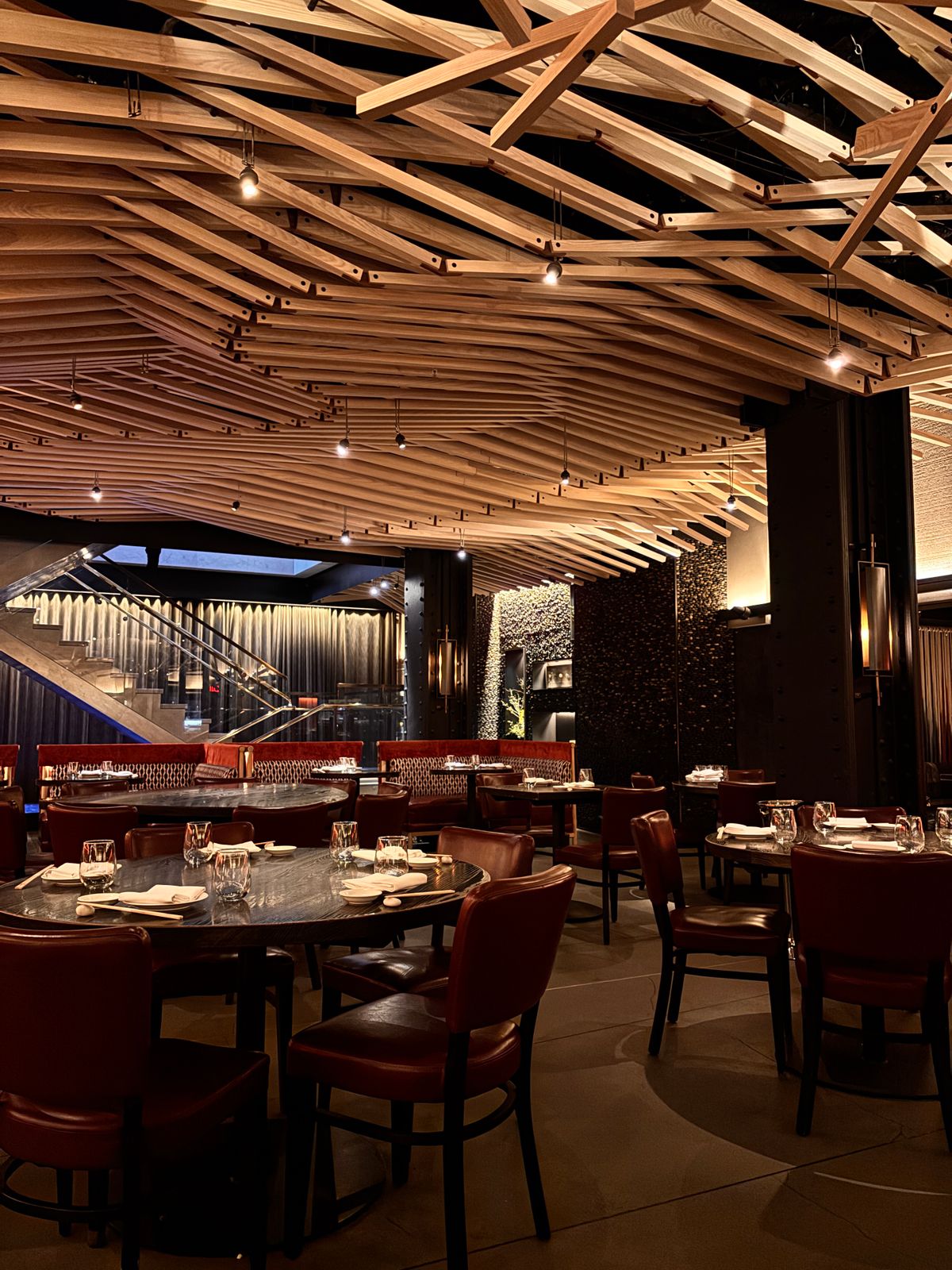 A welcoming California restaurant dining room